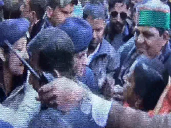 కానిస్టేబుల్ చెంప పగలగొట్టిన ఎమ్మెల్యే