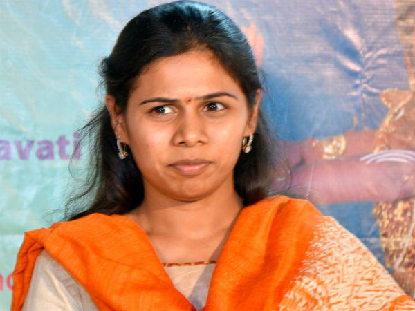ఏవీ భవనంపైనా మంత్రి అఖిలప్రియ నోటీసులు