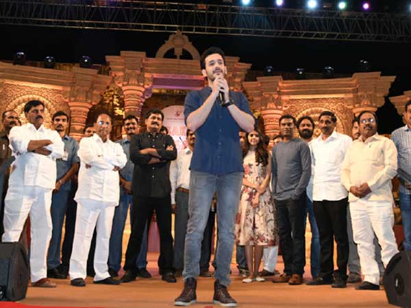 హలో టీం సందడి...