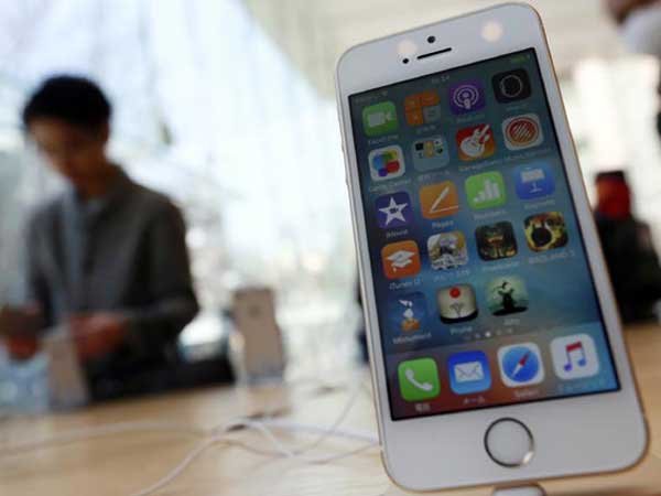 Apple iPhone SE price slashed on Amazon India, now starts at Rs 17,999 Apple iPhone SE price slashed on Amazon India, now starts at Rs 17,999