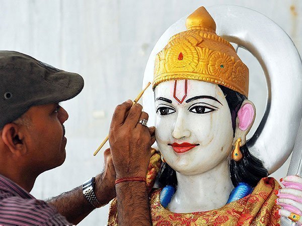 At Ram Janmbhoomi Ayodhya, Three Muslims Dress Up And Illuminate The Majestic Idol Of Lord Ram At Ram Janmbhoomi Ayodhya, Three Muslims Dress Up And Illuminate The Majestic Idol Of Lord Ram