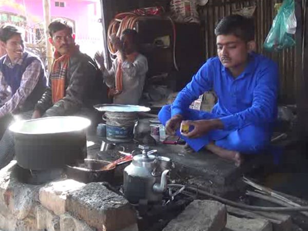 This Samajwadi 'Chaiwala' Defeated BJP Candidate in UP Civic Polls This Samajwadi 'Chaiwala' Defeated BJP Candidate in UP Civic Polls
