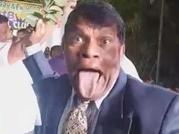 సన్నిహితులతో కలిసి సరదాగా డ్యాన్స్