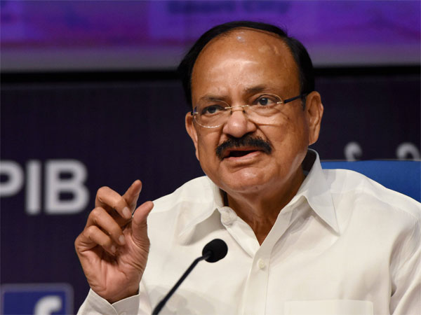 వెంకయ్య అలా నవ్వించారు..