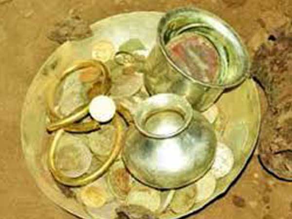 గుప్త నిధులు ఉన్నాయి...