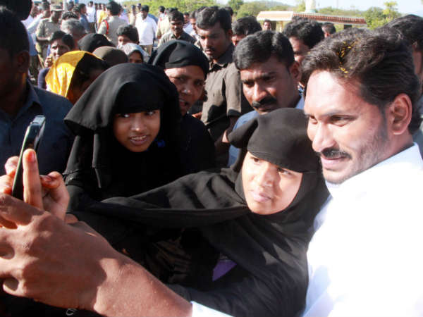 700 కిలోమీటర్ల యాత్ర, మొక్క నాటిన జగన్