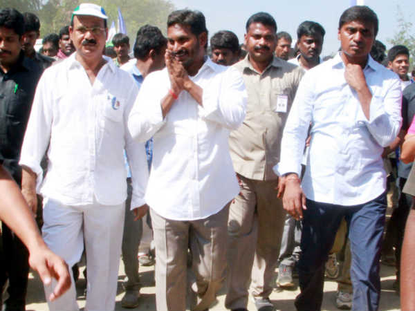 జగన్ పాదయాత్రలో పోలీసుల అత్యుత్సాహం