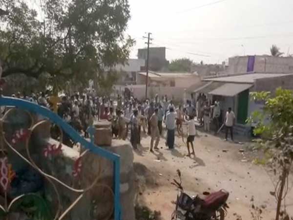 మరోవైపు...గొట్టిపాడులో...తీవ్ర ఉద్రిక్తత