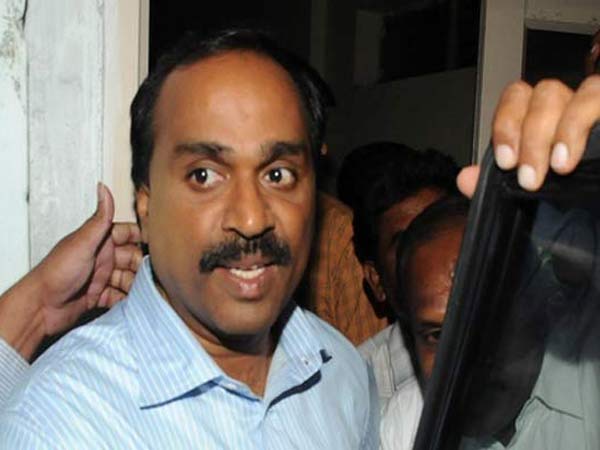 గాలితో పాటు జైలుకు