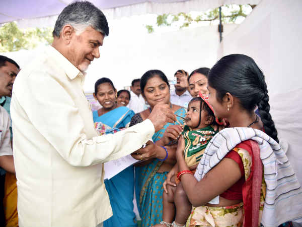 అవినాశ్ చేతి నుంచి మైక్ లాక్కోబోయిన టీడీపీ కార్యకర్త
