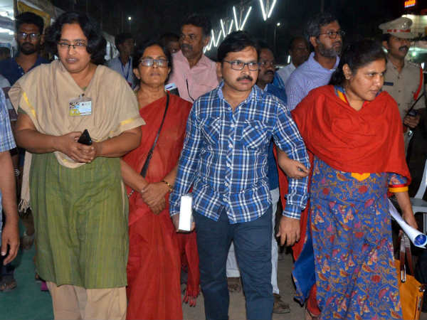 కవితా శీర్షికను ఉటంకిస్తూ...