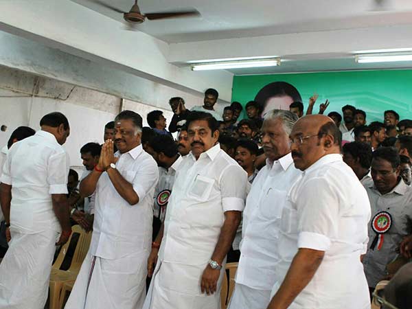 శశికళ ఫ్యామిలీతో !
