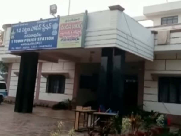 పోలీసుల వద్ద...గుట్టురట్టయింది...