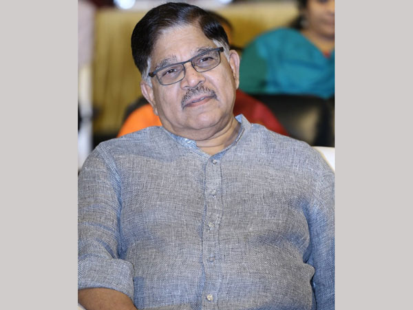 పందిలాగా చిత్రిస్తూ...