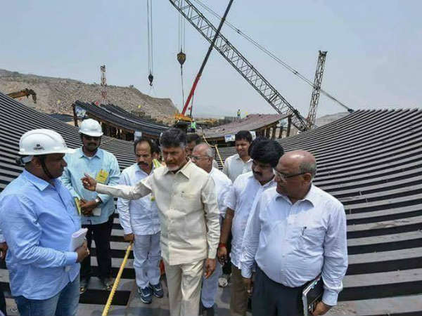కోర్టు ఆదేశాలతో వాహనాలు సీజ్