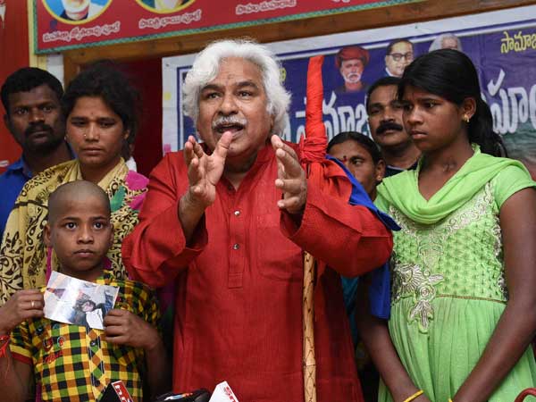 బాధితులను పరామర్శించిన గద్దర్