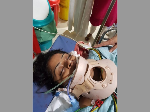 అనూషకు తల్లిదండ్రులు లేరు