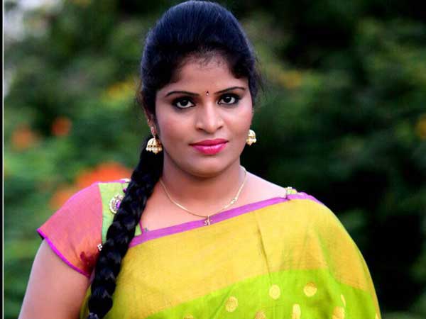 రెండు కార్ల మధ్య నలిగిపోయారా