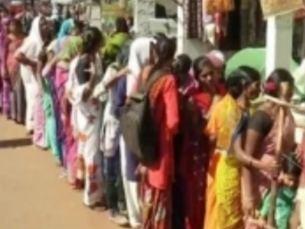 Bidar man gives away saris for free to generate voter awareness Bidar man gives away saris for free to generate voter awareness