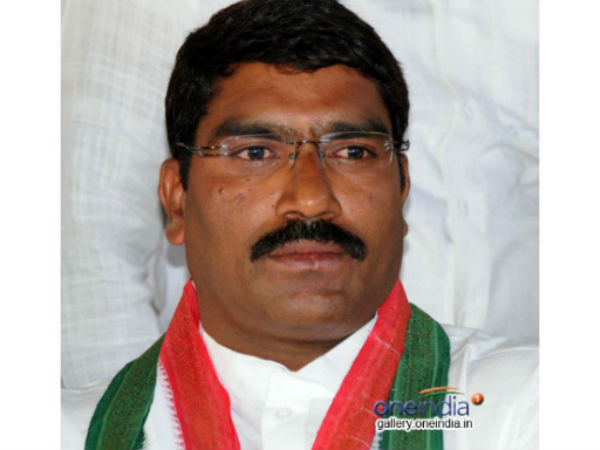 దద్దమ్మలంటూ పక్కన కూర్చుబెట్టుకుంటారా?