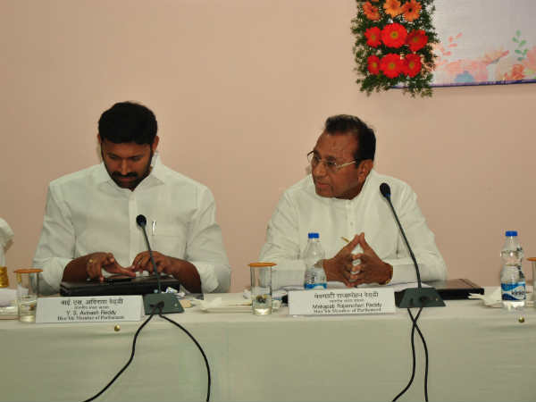 పిఠాపురం - కాకినాడ మార్గంపై