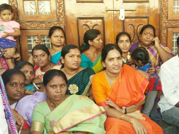 మేం రోడ్డు మీద ఉంటున్నాం..