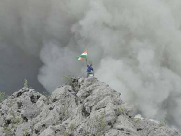 డుకోనో భయంకరమైన అగ్నిపర్వతం