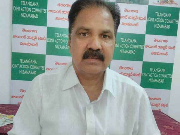 అతనికి లంచం ఇస్తుండగా