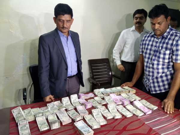 ఇలా వచ్చి అలా కలుసుకున్నారు...