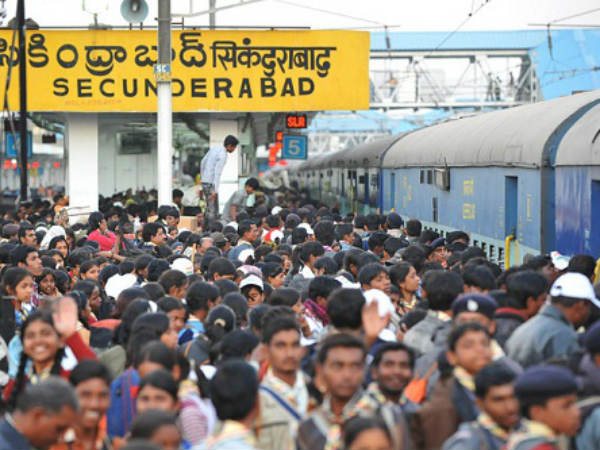 విమానాశ్రయంలోనూ బారులు తీరిన ప్రయాణికులు