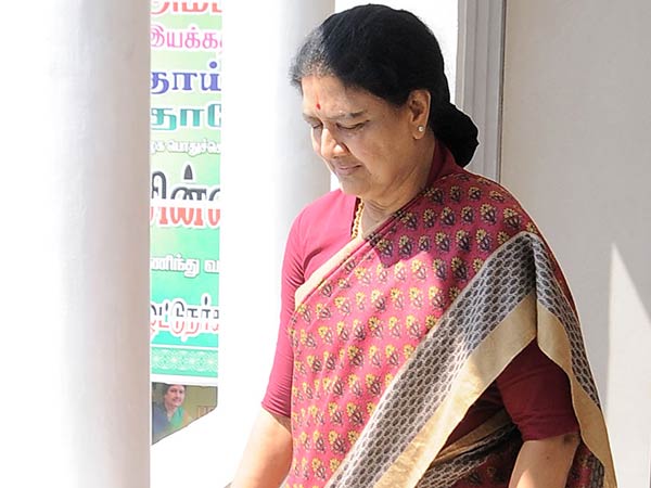 పలువురికి ముడుపులు