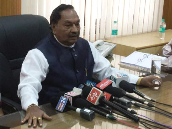 మా పార్టీ నేత మూర్ఖుడు