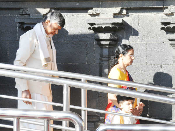 ఇద్దరు తాతల ముద్దుల మనవడు...