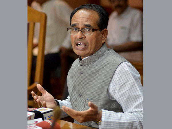 Shivraj Singh Chouhan slaps his bodyguard during Rally, Congress demands action Shivraj Singh Chouhan slaps his bodyguard during Rally, Congress demands action