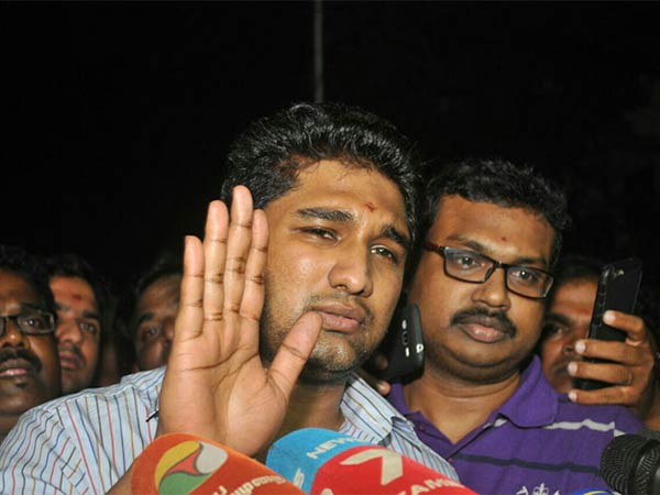 కోర్టుకు దీపా, దీపక్
