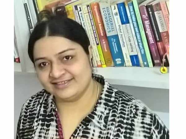 భర్తను కాదని డ్రైవర్