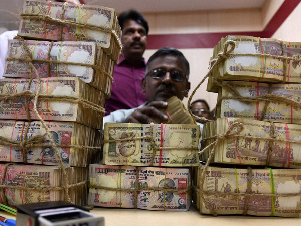 ఖత్రీని అలా పట్టుకు్నారు.