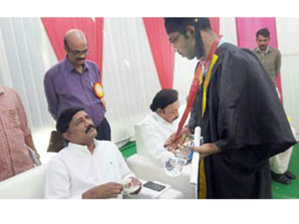 ఇక్కడొద్దు...ఫోన్ లో...పర్సనల్ గా మాట్లాడు...