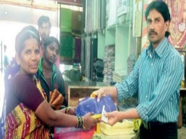 Bidar man gives away saris for free to generate voter awareness Bidar man gives away saris for free to generate voter awareness
