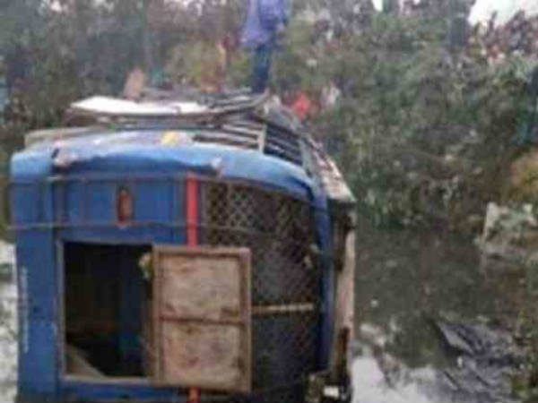 7 killed, 20 injured in bus accident in West Bengal 7 killed, 20 injured in bus accident in West Bengal