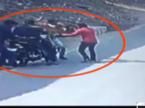 Robbery at Jubileehills on broad day light Robbery at Jubileehills on broad day light