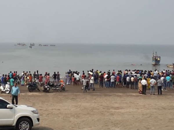 35 rescued after boat with 40 school students on board capsizes near Maharashtra's Dahanu 35 rescued after boat with 40 school students on board capsizes near Maharashtra's Dahanu
