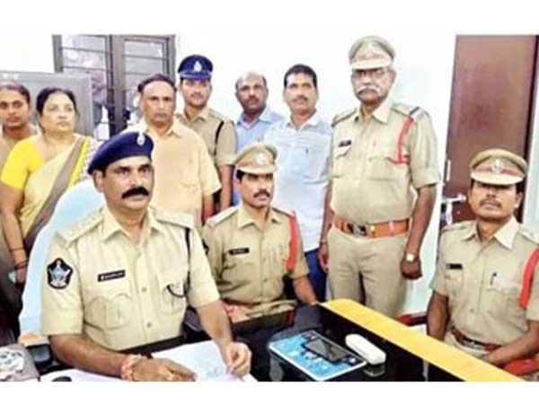 Wife and Husband arrested for cheating MBBS aspirant of seat, Rs 40 lakh Wife and Husband arrested for cheating MBBS aspirant of seat, Rs 40 lakh