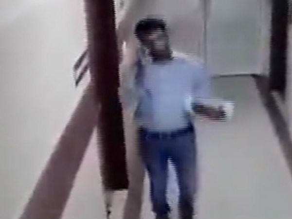 variety thief wearing a doctor coat and he stole gold chain variety thief wearing a doctor coat and he stole gold chain
