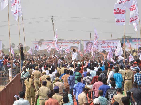 పవన్ని హగ్ చేసుకుని వదలని అభిమాని