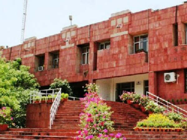 Decomposed Male Body Found Hanging From a Tree in JNU Campus Decomposed Male Body Found Hanging From a Tree in JNU Campus