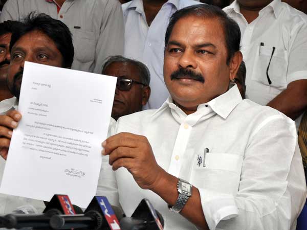 Former Cherial MLA Kommuri Pratap Reddy resigns to Bjp Former Cherial MLA Kommuri Pratap Reddy resigns to Bjp