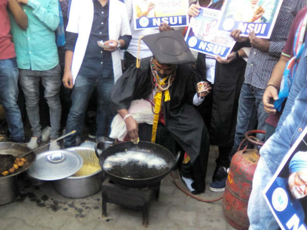 NSUI students marked unique protest by selling Pakoda infront of RC college in Bengaluru NSUI students marked unique protest by selling Pakoda infront of RC college in Bengaluru