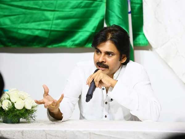 పవన్ కళ్యాణ్ను చూసేందుకు తరలివచ్చారు