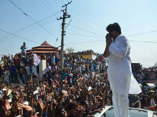 పవన్ తన స్థాయికి తగినట్లు మాట్లాడటం లేదు